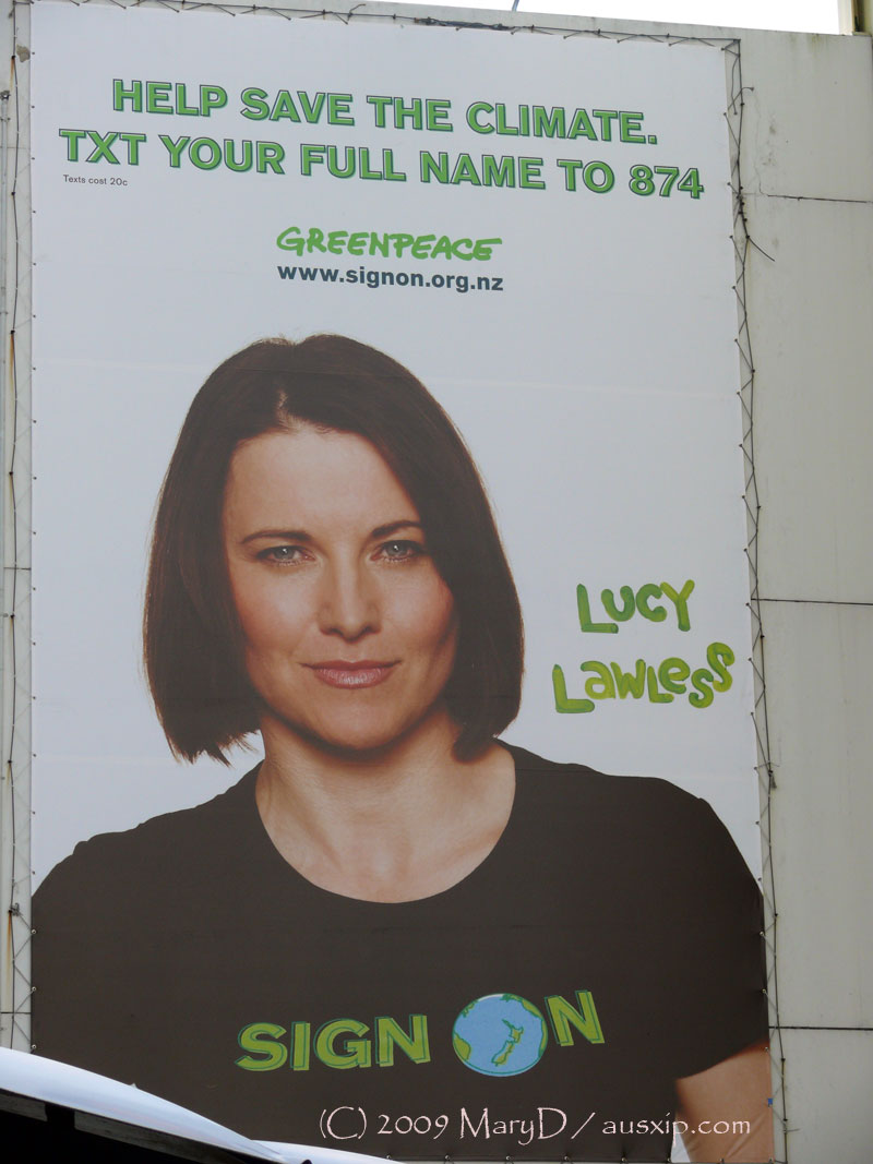 http://www.lucylawless.net/2009/09/13/aucklandbuilding-lucy01.jpg