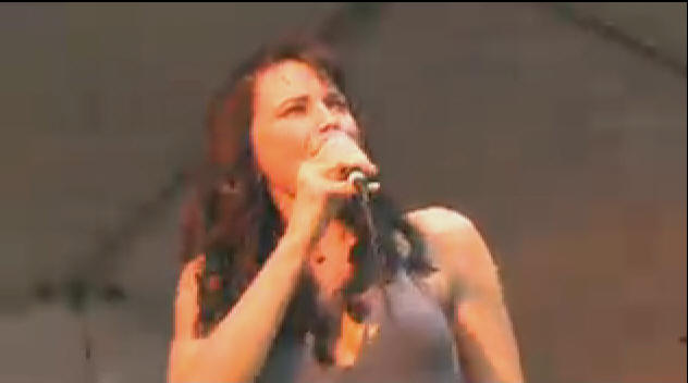 http://www.lucylawless.net/2009/12/05/lucynzmusic094.jpg