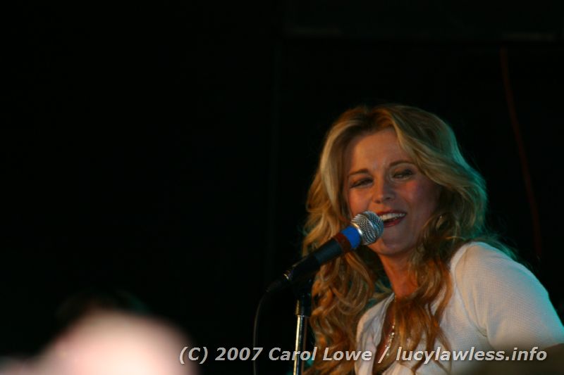 gal/Concert-14-01-07/Photos_By_Carol_Lowe/clowe-lucy-c2-007.jpg