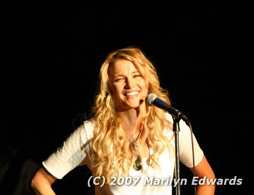 gal/Concert-14-01-07/Photos_By_Marilyn_Edwards/ME-Lucy-Roxy-020.jpg