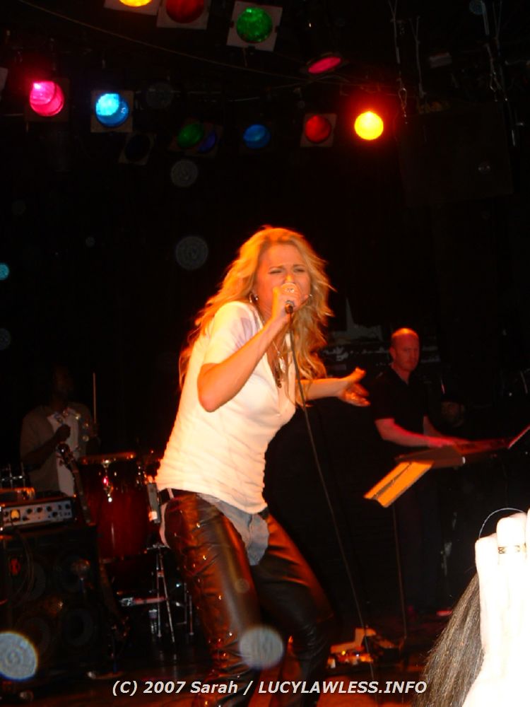 gal/Concert-14-01-07/Photos_By_Sarah/sk-lucy-suncon-035.jpg