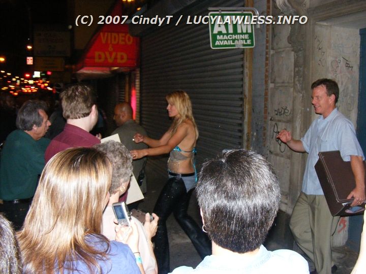 gal/Lucy_With_Fans/cindyt-lucy020607.jpg